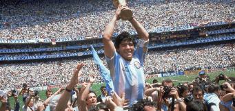 Maradona mit dem WM-Pokal 1986.