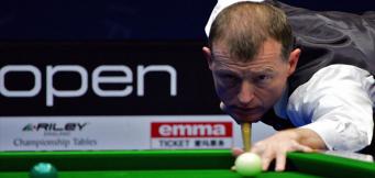 Weltmeister Steve Davis bereitet seinen Schuss vor.