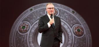 Rummenigge mit der Meisterschale im Hintergrund