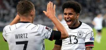 Karim Adeyemi und Florian Wirtz im Dress der Nationalmannschaft