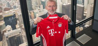 Paul Breitner mit Bayern-Trikot vor der New Yorker Skyline