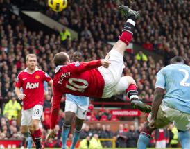Wayne Rooney seinem legendären Fallrückziehertor im Manchester-Derby 2011.