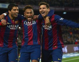 Suarez mit Neymar und Messi beim Torjubel.