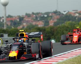 Red Bull und Ferrari beim Testen. 
