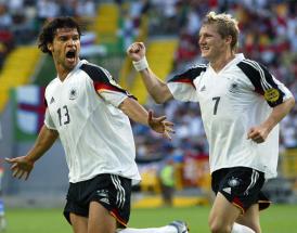 Michael Ballack und Bastian Schweinsteiger jubeln zusammen im DFB-Dress.