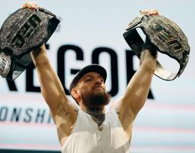 McGregor mit den beiden UFC-Titeln.