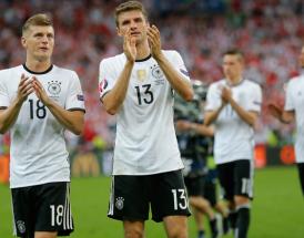 Kroos und Müller applaudieren den Fans.