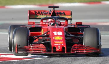 Charles Leclerc in seinem neuen Ferrari.