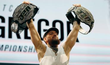 McGregor mit den beiden UFC-Titeln.