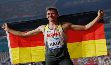 Niklas Kaul mit der Deutschland-Fahne. 