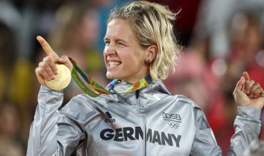 Laura Ludwig mit ihrer Goldmedaille