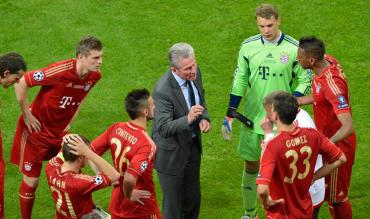 Jupp Heynckes gibt den Bayern Anweisungen